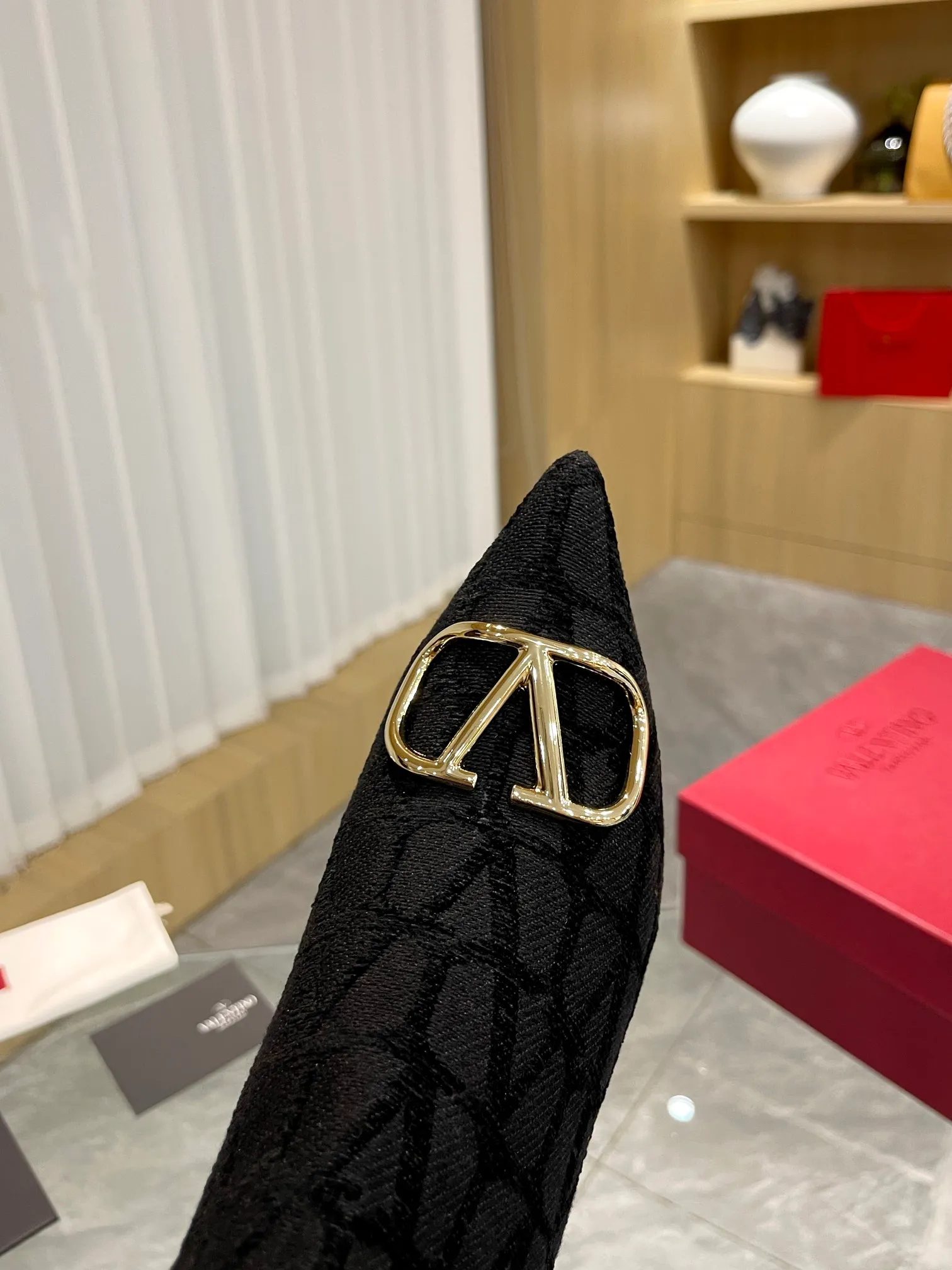 👟👟Ex-factory price 560👟👟 Genuine leather sole +40 [Valentino] Valentino ~ Unique [V logo fabric print pattern] with light gold metal [V buckle] fashion women's boots: Made with original craftsmanship, comfortable and versatile, showing long legs! Absolutely classy! Fabric: High-grade fabric printed cloth➕Imported sheepskin lining⚡Boot shaft. [Light Gold V Buckle] Decorative accessory! Outsole: 2 types: non-slip and wear-resistant rubber outsole and Italian leather outsole Size: 35−41 (customized for sizes 34-42)